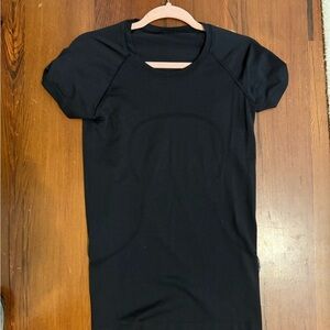 Black Lululemon shirt sleeve T-shirt size 8